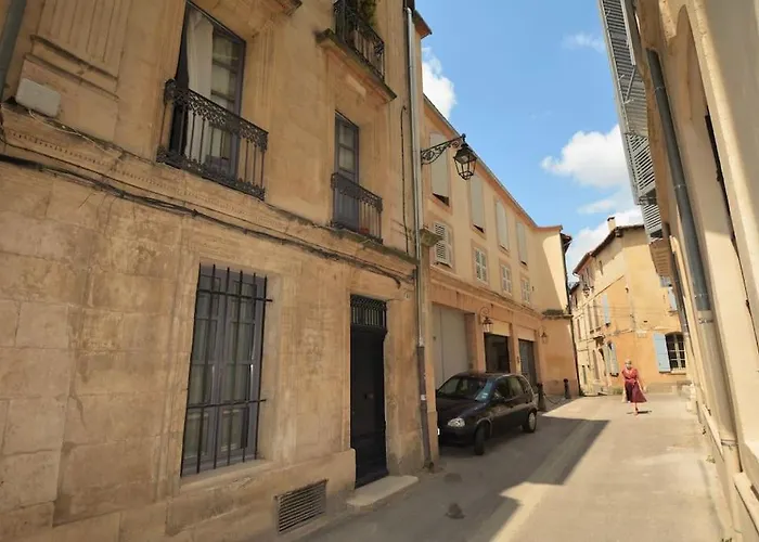 Nest In Arles